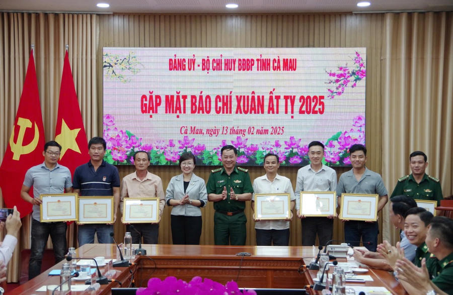 Lãnh đạo Ban Tuyên giáo – Dân vận Tỉnh ủy Cà Mau và lãnh đạo BĐBP tỉnh, trao tặng Giấy khen cho các tập thể, cá nhân đã có thành tích tiêu biểu trong công tác tuyên truyền thực hiện nhiệm vụ xây dựng, quản lý và bảo vệ chủ quyền an ninh biên giới biển, đảo và hoạt động của BĐBP tỉnh Cà Mau năm 2024.