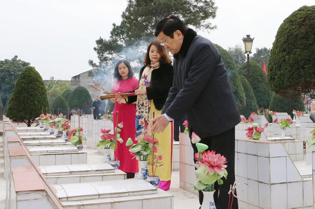 Chủ tịch nước Trương Tấn Sang đến đặt vòng hoa và thắp hương tại Nghĩa trang liệt sĩ thành phố Lạng Sơn. Ảnh: Nguyễn Khang – TTXVN.
