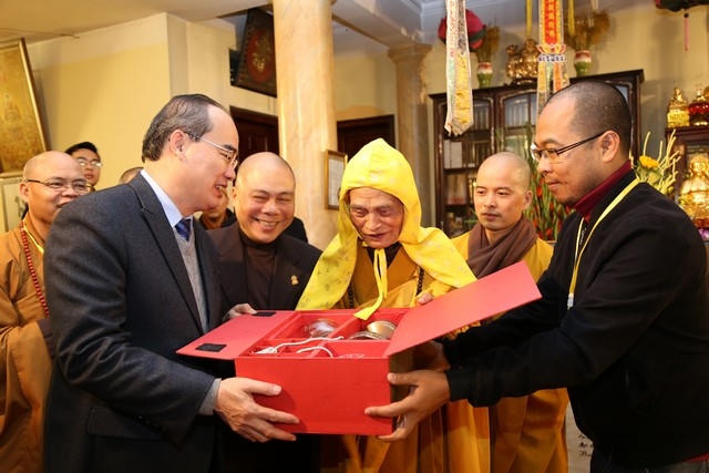 Đồng chí Nguyễn Thiện Nhân - Ủy viên Bộ chính trị - Chủ tịch Ủy ban Trung Ương MTTQ Việt Nam mừng Đức pháp chủ đệ tam Hòa thượng Thích Phổ Tuệ tròn 100 tuổi.