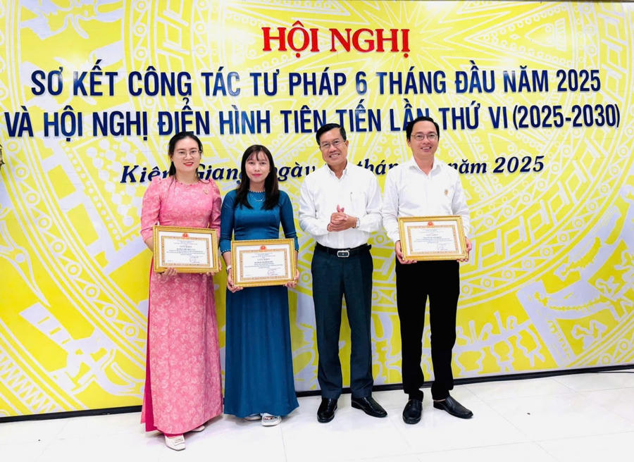 Ông Nguyễn Ngọc Dư - Phó Giám đốc Sở Tư pháp Kiên Giang trao Giấy khen cho các cá nhân có thành tích xuất sắc trong phong trào thi đua giai đoạn 2020-2025