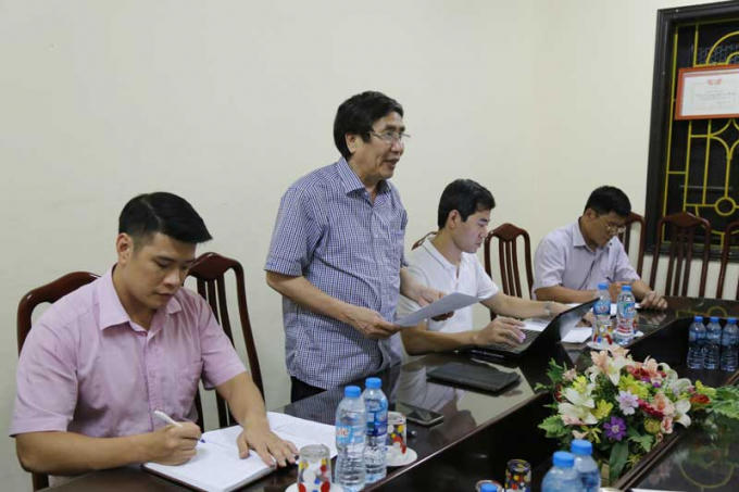 Ông Vũ Đình Chuẩn - Vụ trưởng Vụ giáo dục Trung học, Phó Chủ tịch Hội đồng chấm thẩm định, trưởng đoàn công tác của Bộ GD&amp;ĐT lên Hòa Bình chấm thẩm định lại 462 bài thi. (Ảnh báo Hòa Bình)