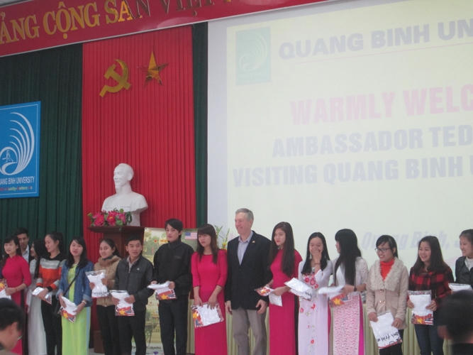 Đại sứ giao lưu và tặng quà lưu niệm cho sinh viên ĐH Quảng Bình.