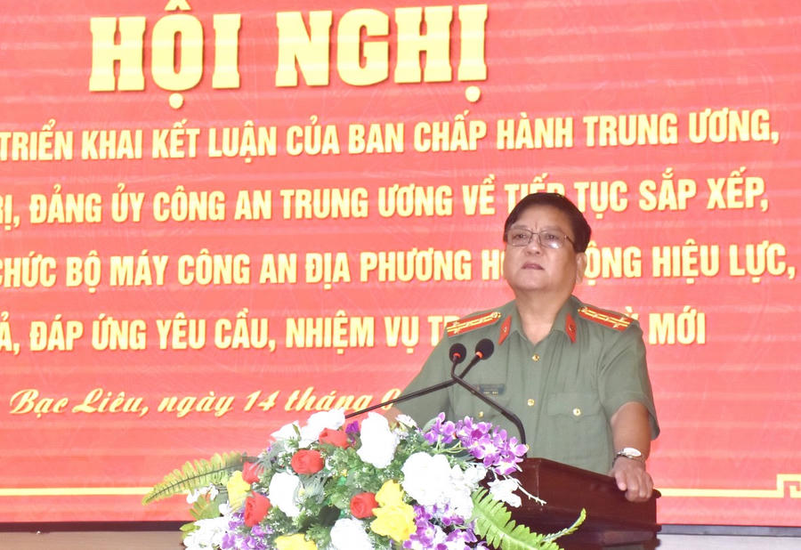 Đại tá Trương Công Dũng - Phó Giám đốc Công an tỉnh Bạc Liêu, thông qua Kết luận của Ban Chấp hành Trung ương, Bộ Chính trị, Đảng ủy Công an Trung ương về tiếp tục sắp xếp, tinh gọn tổ chức bộ máy Công an hoạt động hiệu lực, hiệu quả.
