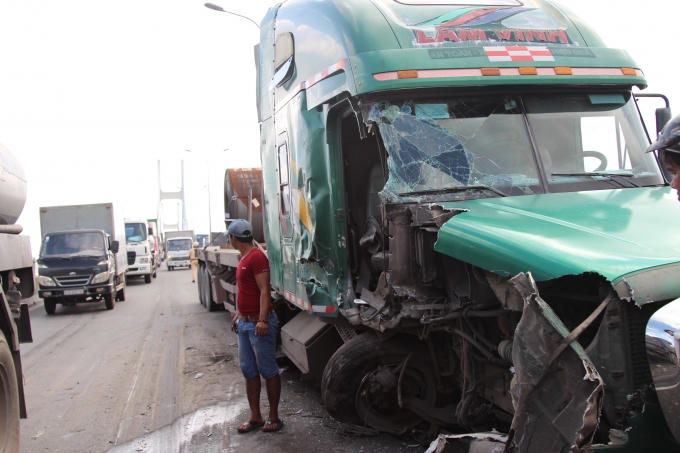 Chiếc container dập nát sau cú va chạm