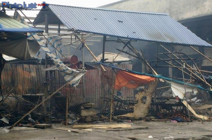 Những mảnh bạt nilon cũng là tác nhân khiến vụ cháy khó bị dập.