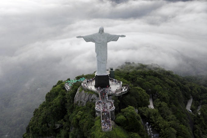 Tượng Chúa Cứu Thế (Christ The Redeemer) nằm trên núi Corcovado. Đây là một trong những công trình điêu khắc nghệ thuật lớn nhất thế giới và là một trong những biểu tượng của thành phố Rio de Janeiro và đất nước Brazil nói chung. (Ảnh: Reuters)