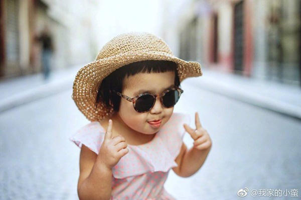 Được biết, Hiện tại, Tiểu Man vẫn sống c&ugrave;ng gia đ&igrave;nh tại Bắc Kinh (Trung Quốc). C&ocirc; b&eacute; giờ đ&atilde; 3 tuổi, cao hơn một ch&uacute;t nhưng gương mặt đ&aacute;ng y&ecirc;u v&agrave; m&aacute;i t&oacute;c Maruko vẫn kh&ocirc;ng hề thay đổi.