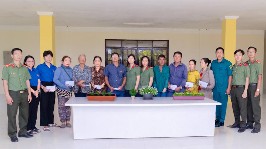 Công an tỉnh Cà Mau trao tặng quà cho gia đình chính sách, người có công tại Biệt khu Hải Yến – Bình Hưng thuộc xã Phú Tân.