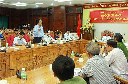 Ông Doãn Hữu Long giải trình về đấu thầu thuốc trong cuộc họp báo tại UBND tỉnh