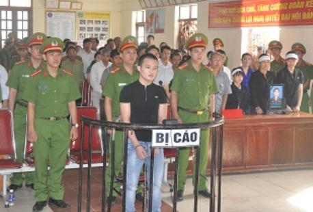 Bị cáo Nguyễn Thành Chung trước vành móng ngựa.