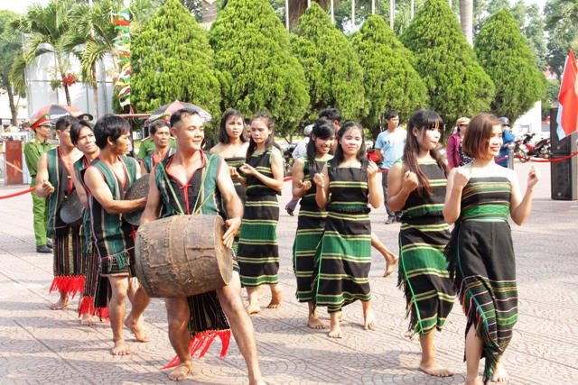 Múa “mừng mùa xuân mới” của người M’Nông