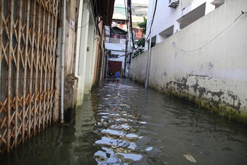 Nước ngập kéo theo tình trạng ô nhiễm môt trường.