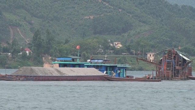 Hoạt động khai thác cát quy mô lớn trên sông Đà gây bức xúc dư luận thời gian dài (Ảnh: Quang Huy).