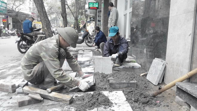 Lát đá vỉa hè tại đường Nguyễn Trường Tộ, Quận Ba Đình. Ảnh: Mạnh Khánh/TTXVN