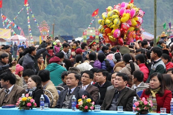 Đồng chí Nguyễn Văn Du (hàng trên, ghế giữa) - UVTW Đảng, Bí thư Tỉnh ủy Bắc Kạn tham dự và chủ trì lễ khai hội Lễ hội Lồng Tồng Ba Bể xuân Bính Thân (2016).  Ảnh: Trung Du.