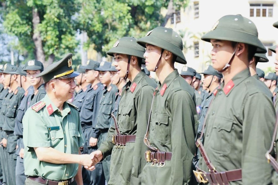 Đại tá Trần Tiến Đạt, Phó Giám đốc Công an tỉnh Đồng Nai chúc chiến sĩ mới hoàn thành xuất sắc khoá huấn luyện.