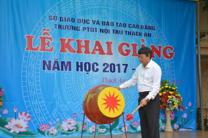 Sáng nay, Chủ tịch UBND tỉnh Cao Bằng đã đến dự và đánh trống khai giảng tại trường Phổ thông dân tộc Nội trú huyện Thạch An.