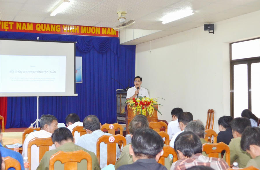 Ông Dương Chí Nguyện – Phó Giám đốc Trung tâm Trợ giúp pháp lý Nhà nước tỉnh Cà Mau trực tiếp về xã vùng sâu, vùng xa hỗ trợ người dân tiếp cận pháp luật.