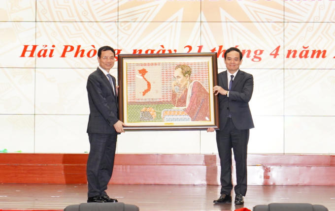 Bộ trưởng Bộ Thông tin và Truyền thông Nguyễn Mạnh Hùng trao quà lưu niệm tặng TP Hải Phòng.