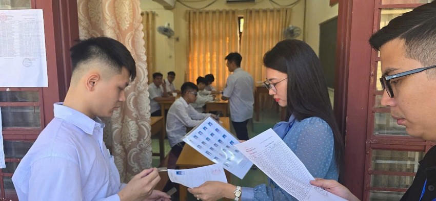 Môn thi đầu tiên các thí sinh trải qua là môn Ngữ văn.