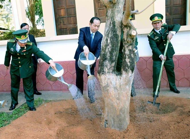 Chủ tịch nước Trần Đại Quang trồng cây lưu niệm tại Cửa khẩu Quốc tế Lệ Thanh. ( Ảnh: Mai Trung)