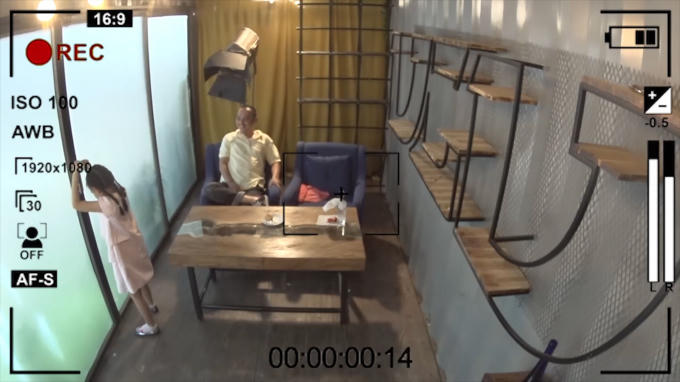 Liên tục đòi mở cửa.