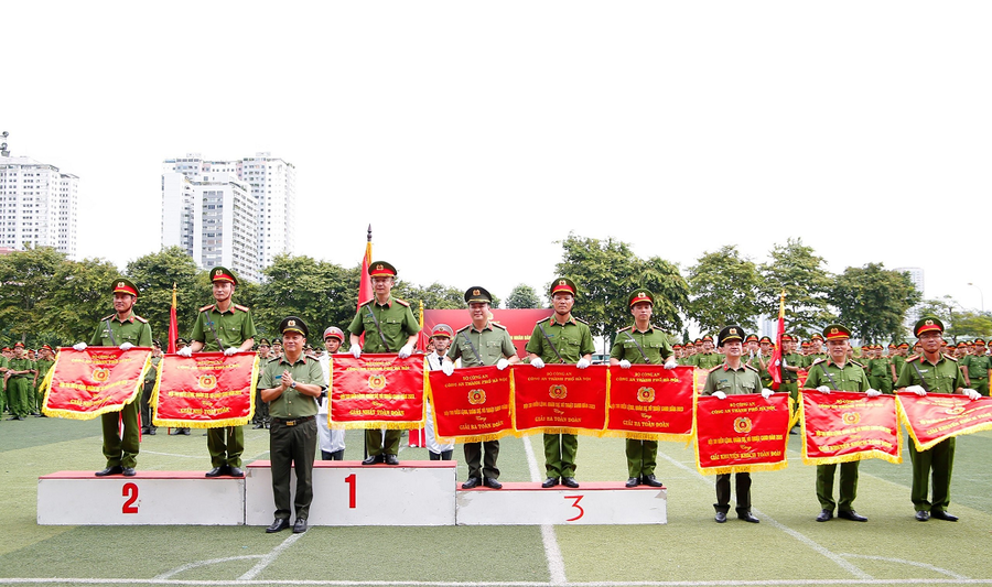 Đại tá Phạm Thanh Hùng trao giải Nhất, Nhì, Ba cho các khối thi