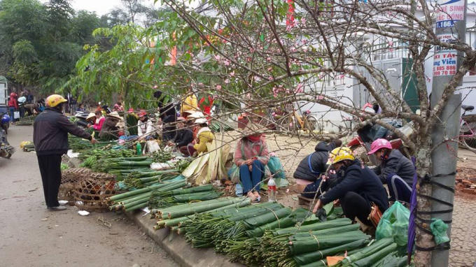 Các loại đặc sản ngày tết được bày bán.