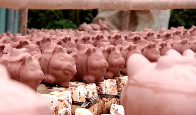 Những ch&uacute; heo đất sau khi tạo h&igrave;nh sẽ được phơi nắng.