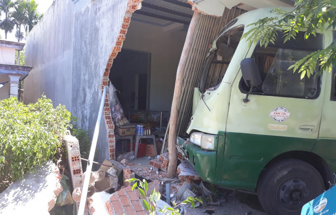 Nhà ông Quyền bị xe bus đâm sập một góc tường, may mắn không có thiệt hại về người.