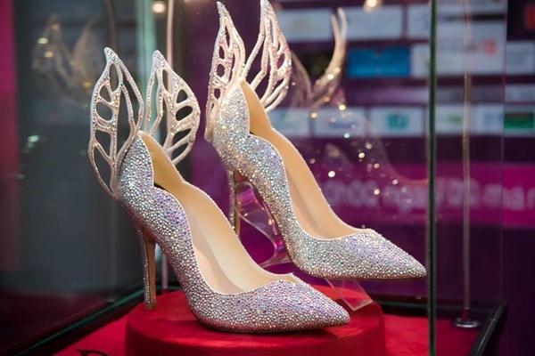 Hoa hậu Việt Nam 2016 cũng sẽ có cơ hội sở hữu đôi giày đính 3000 viên đá Swarovski mang tên Nữ thần ánh sáng. BTC khiến nhiều người không khỏi ngỡ ngàng khi tiết lộ đôi giày tuyệt đẹp này có mức giá lên tới 200 triệu đồng.