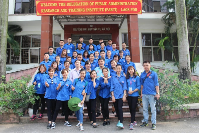 TS. Hà Quang Ngọc – Phó Bí thư Đảng uỷ, Phó Hiệu trưởng Nhà trường chụp ảnh lưu niệm với đoàn tình nguyện trong buổi lễ xuất quâ thực hiện chiến dịch mùa hè xanh 2016. Ảnh Xị Nguyễn