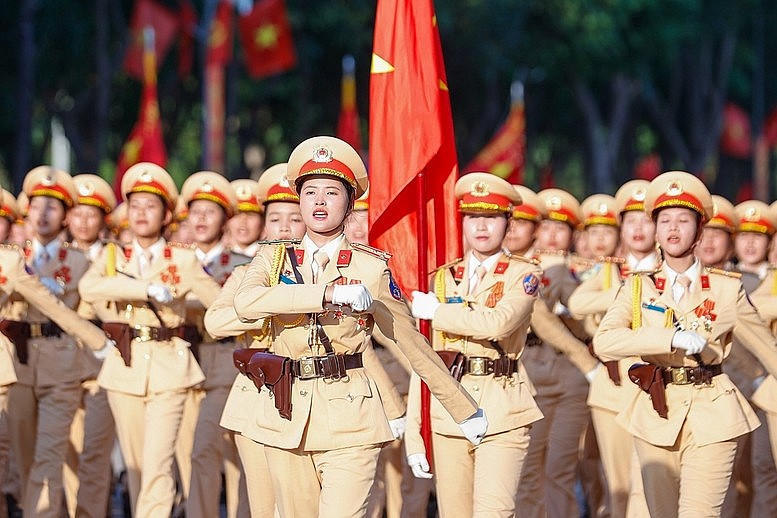 Các lực lượng tập duyệt dưới thời tiết nắng nóng.
					
				
			
			Các lực lượng tập duyệt dưới thời tiết nắng nóng.