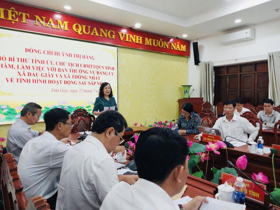 Phó Bí thư Tỉnh ủy, Chủ tịch Ủy ban MTTQ Việt Nam tỉnh Đồng Nai Huỳnh Thị Hằng làm việc với Ban Thường vụ Đảng ủy xã Dầu Giây và xã Thống Nhất.