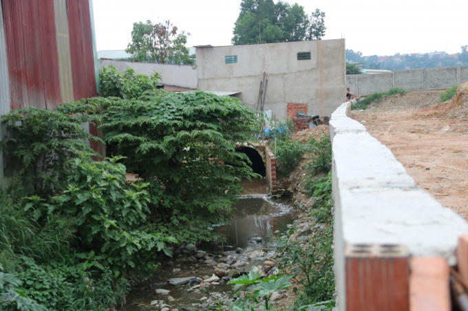 Hàng chục công trình trái phép xây chồng lên con suối dân sinh.