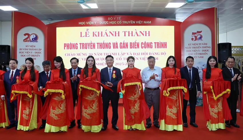 Phó Thủ tướng Lê Thành Long cắt băng khánh thành Phòng Truyền thống của Học viện Y-Dược học cổ truyền Việt Nam - Ảnh: VGP