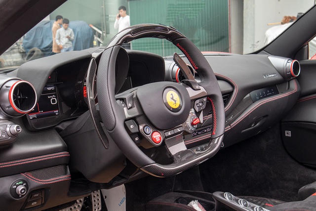 Vô-lăng Ferrari F8 Spider dạng D-cut quen thuộc với chất liệu da, carbon, 2 lẫy chuyển số phía sau và các phím vật lý như: Start/Stop, báo rẽ, các chế độ lái… Phía sau là cụm đồng hồ cơ kết hợp màn hình nhỏ 2 bên hiển thị các thông số vận hành.