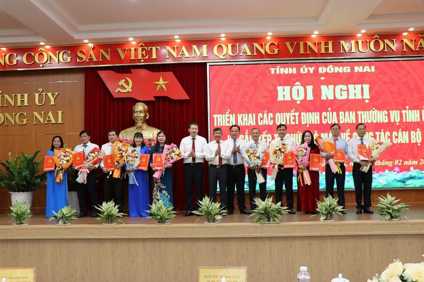Lãnh đạo tỉnh Đồng Nai trao hoa chúc mừng các cán bộ, lãnh đạo.
