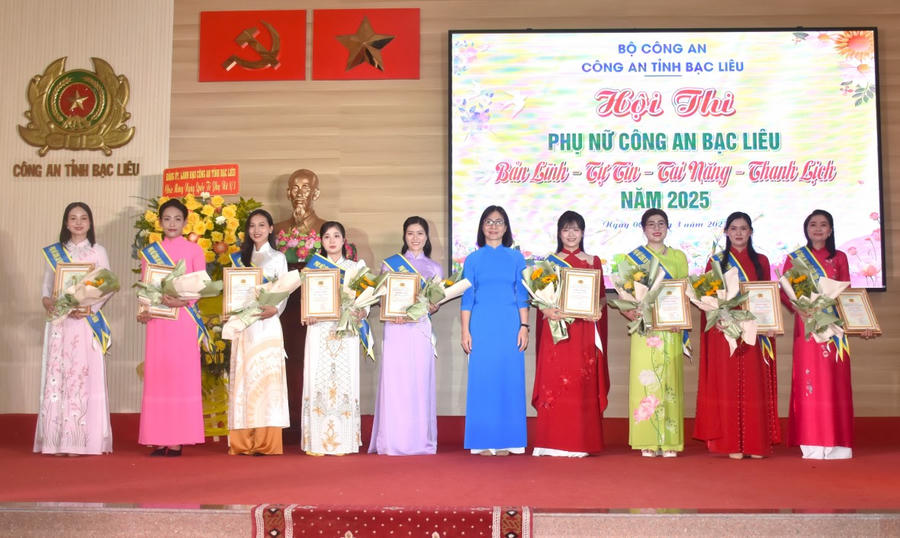 Thượng tá Phạm Thanh Thảo - Phó Trưởng phòng Công tác chính trị (Công an tỉnh Bạc Liêu) trao giải Khuyến khích cho các thí sinh.
