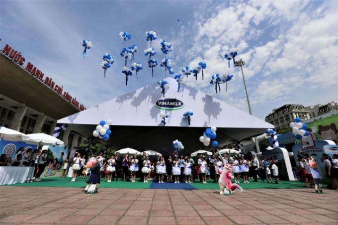 Lễ thả b&oacute;ng tượng trưng cho ước mơ vươn cao Việt Nam.