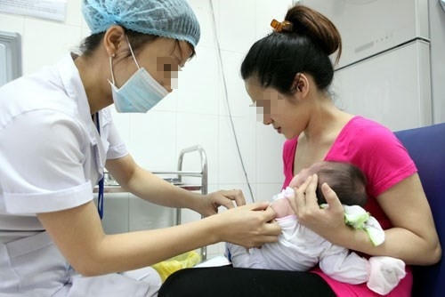 Một cháu bé 6 tháng tuổi bị sốc sau khi tiêm vắc xin Quinvaxem. Ảnh minh họa.