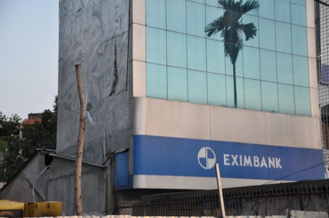 Ng&acirc;n h&agrave;ng Eximbank bị gi&agrave;n &eacute;p cột b&ecirc; t&ocirc;ng đổ tr&uacute;ng.