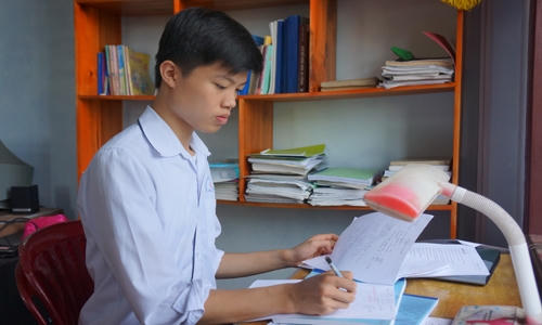 Khánh Duy có niềm đam mê các môn khoa học tự nhiên từ nhỏ. Ảnh: Lê Hoàng.