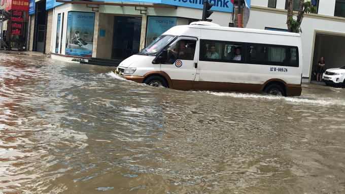 Các phương tiện "bơi" trong biển nước.