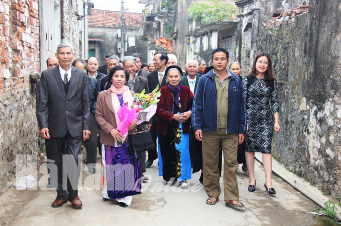 ....trong sự hân hoan phấn khởi của con cháu, họ hàng đôi bên và hàng xóm láng giềng