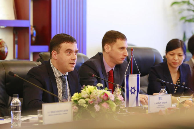 Đại sứ Nadav Eshcar phát biểu trong buổi làm việc