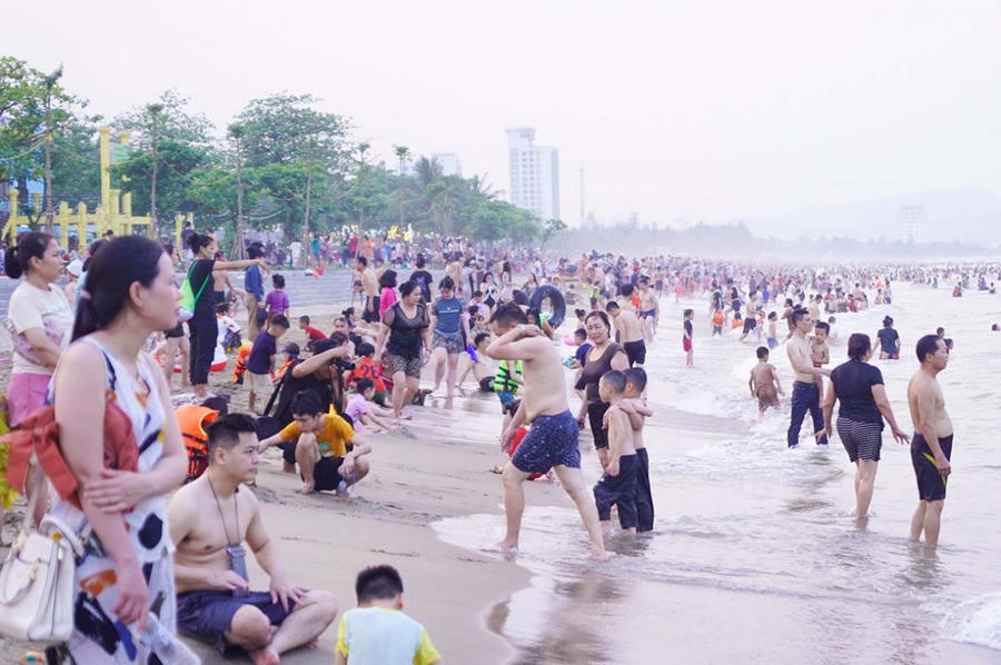 Du lịch biển thu hút đông đảo khách du lịch.