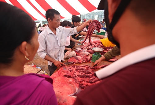 Ngay ngoài cổng sân vận động, nhiều bàn bán thịt trâu được bày bán.