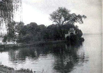 Con đường dẫn vào cổng chùa, năm 1940.