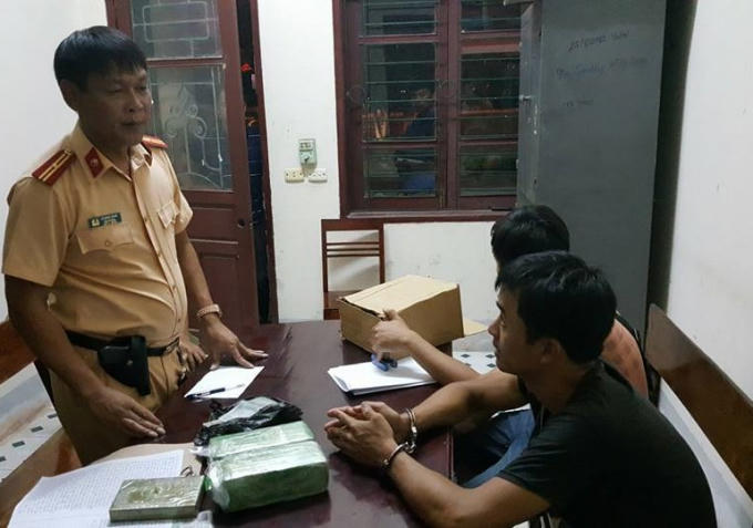 Thiếu tá Lê Ngọc Sáng đấu tranh với các đối tượng về hành vi vận chuyển, mua bán trái phép chất ma túy.